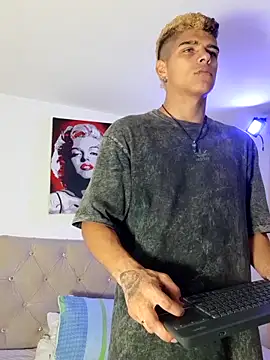 Snapshot of wyatt_3 chatting on September 20, 2025, 11:15 am wyatt 3 online show from September 20, 2025, 11:15 am