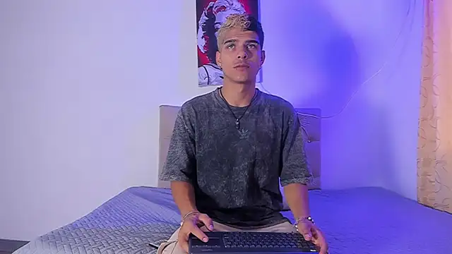 Snapshot of wyatt_3 chatting on September 12, 2025, 11:32 am wyatt 3 online show from September 12, 2025, 11:32 am