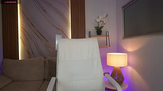 MilaCrave online show from December 17, 2025, 11:37 am