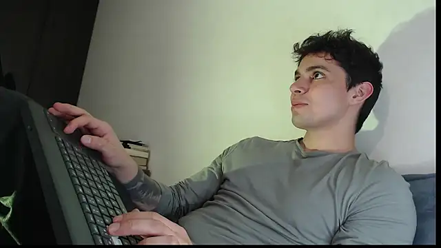 yourfavoriteboy   online show from January 8, 2026, 4:07 am