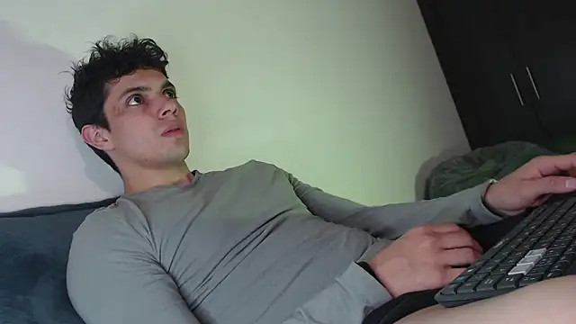 yourfavoriteboy   online show from September 23, 2025, 10:39 pm