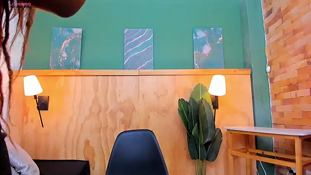 halleylorens online show from April 17, 2026, 7:28 pm