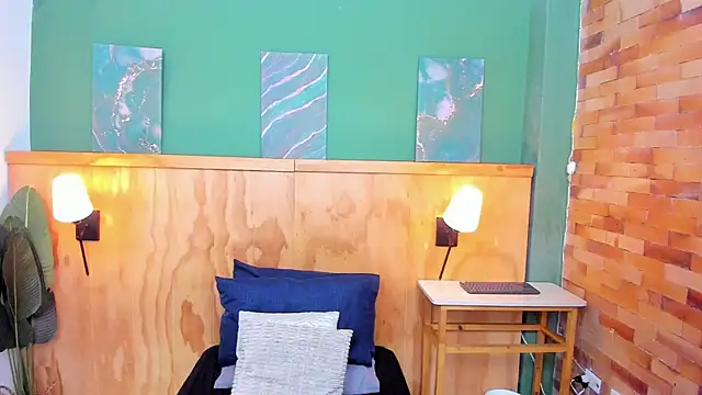 halleylorens online show from April 7, 2026, 4:53 pm