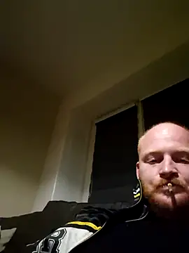 svenni2525 online show from November 16, 2025, 4:39 am