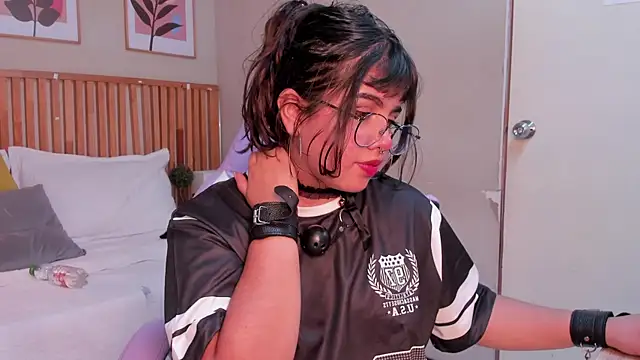 Zara Snow online show from November 8, 2025, 1:20 am