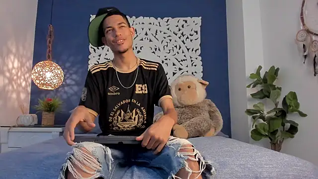 Adonis WB online show from September 17, 2025, 8:33 pm