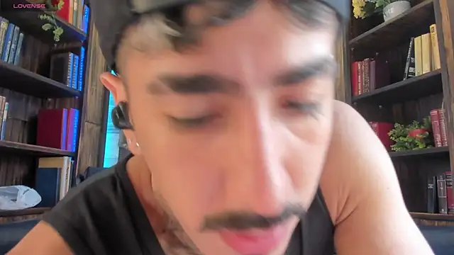 Snapshot of Donovan_Desmond chatting on October 29, 2025, 7:57 pm Donovan Desmond online show from October 29, 2025, 7:57 pm