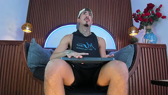 Snapshot of Donovan_Desmond chatting on November 5, 2025, 8:23 pm Donovan Desmond online show from November 5, 2025, 8:23 pm