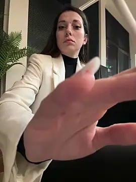 Snapshot of EllyLynn chatting on February 2, 2026, 7:46 pm EllyLynn online show from February 2, 2026, 7:46 pm