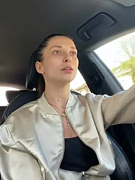 EllyLynn online show from April 8, 2026, 9:44 am