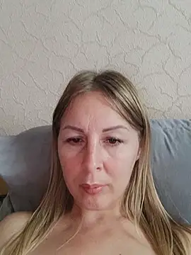 LunaSugarX online show from November 5, 2025, 9:45 am