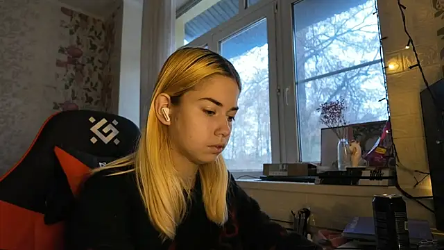 Snapshot of Witching_Moon chatting on December 17, 2025, 7:24 am Witching Moon online show from December 17, 2025, 7:24 am