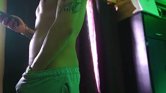 Snapshot of AlphaMasterXxx chatting on February 5, 2026, 1:29 pm AlphaMasterXxx online show from February 5, 2026, 1:29 pm