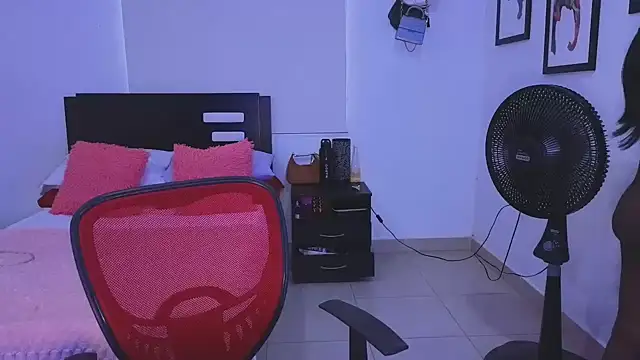 EmilyKisx online show from October 29, 2025, 2:16 pm