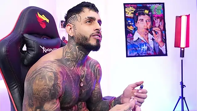 logan hugh8 online show from December 22, 2025, 2:50 pm