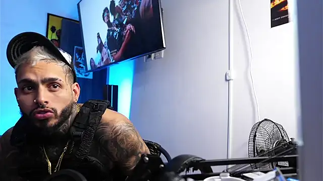 logan hugh8 online show from February 18, 2026, 4:32 am