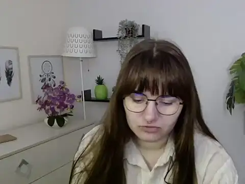 Julie Diamond online show from November 24, 2025, 1:44 pm