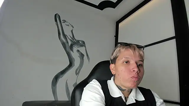 Snapshot of AlanRed_ chatting on October 3, 2025, 4:36 am AlanRed online show from October 3, 2025, 4:36 am