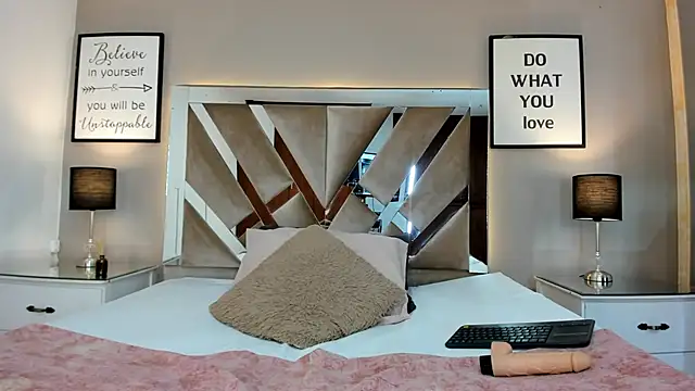 cellestehot online show from October 27, 2025, 11:55 am