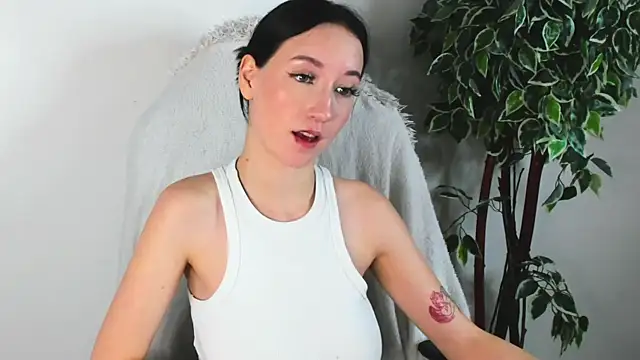 Snapshot of EileenMoores chatting on October 28, 2025, 6:07 pm EileenMoores online show from October 28, 2025, 6:07 pm