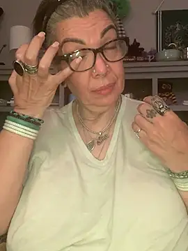 dieseldame1313 online show from April 16, 2026, 6:36 am