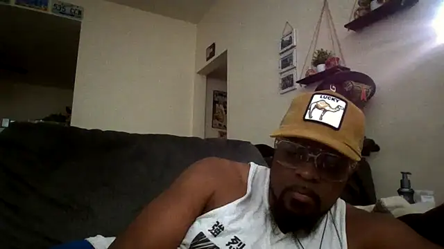 Snapshot of Str8ishVegasGuy chatting on October 17, 2025, 7:22 am Str8ishVegasGuy online show from October 17, 2025, 7:22 am