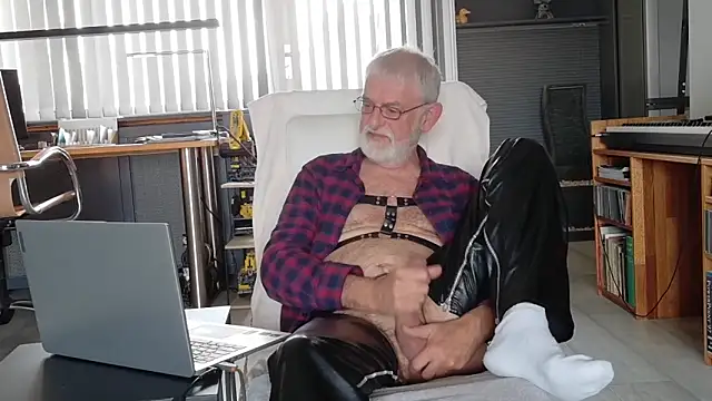 Snapshot of ewaldwillems99 chatting on October 26, 2025, 2:39 pm ewaldwillems99 online show from October 26, 2025, 2:39 pm