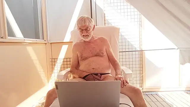 Snapshot of ewaldwillems99 chatting on July 9, 2026, 1:32 pm ewaldwillems99 online show from July 9, 2026, 1:32 pm