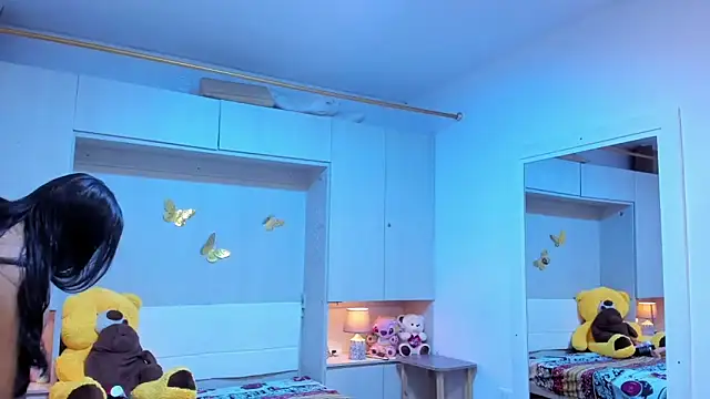 LilyWhitney online show from April 18, 2026, 9:04 pm