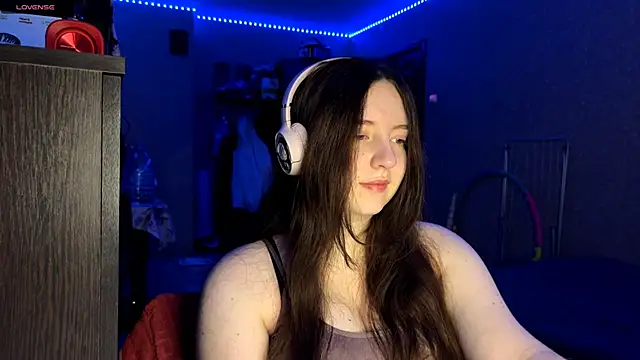 LauretteRagar online show from November 17, 2025, 6:12 pm