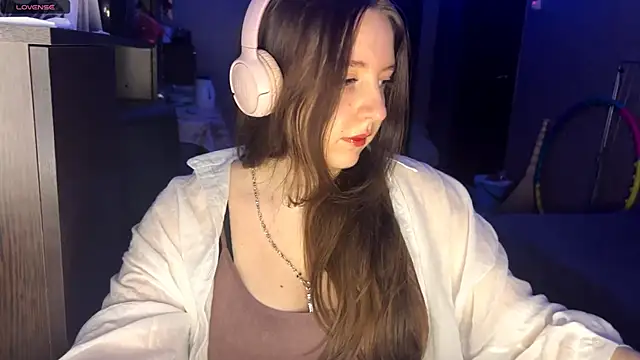 LauretteRagar online show from November 24, 2025, 6:19 pm