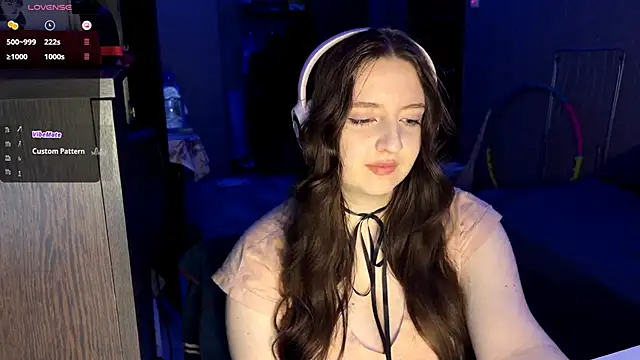 LauretteRagar online show from November 12, 2025, 5:50 pm