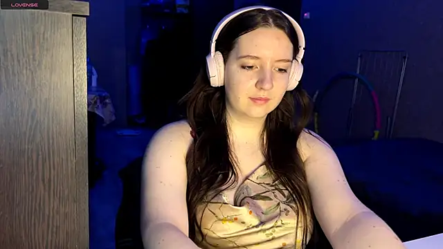 LauretteRagar online show from November 14, 2025, 6:22 pm