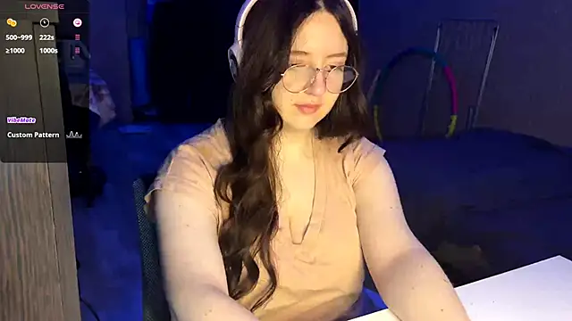 LauretteRagar online show from November 11, 2025, 6:25 pm