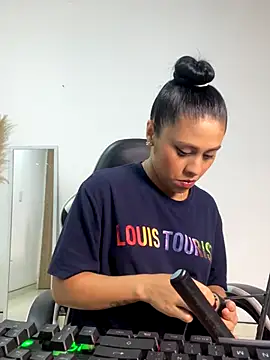 LuluMonroe Eup online show from November 5, 2025, 3:31 am