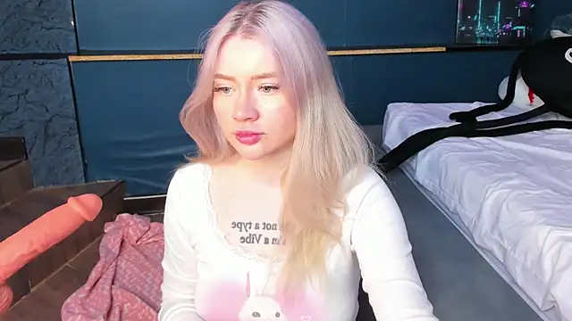 Snapshot of Lillie_Berry chatting on April 20, 2026, 4:48 am Lillie Berry online show from April 20, 2026, 4:48 am