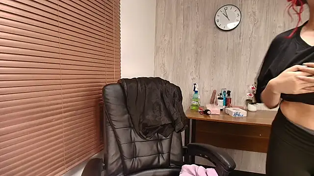 Snapshot of redd_pandaa chatting on October 25, 2025, 4:00 am redd pandaa online show from October 25, 2025, 4:00 am