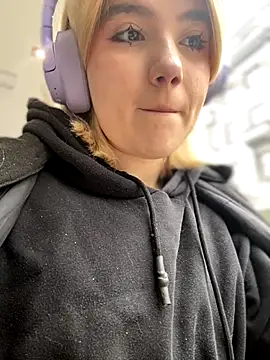 Snapshot of Cherry___Blossom chatting on October 13, 2025, 9:11 am Cherry Blossom online show from October 13, 2025, 9:11 am