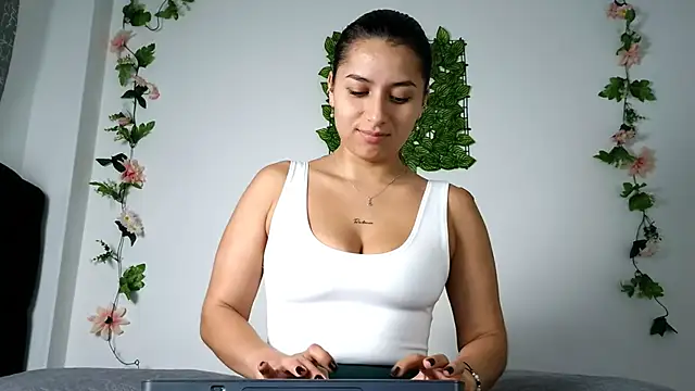 Snapshot of abella-lemus chatting on February 4, 2026, 12:22 pm abella-lemus online show from February 4, 2026, 12:22 pm