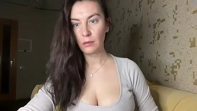 Snapshot of KatalinaQE chatting on February 6, 2026, 3:24 am KatalinaQE online show from February 6, 2026, 3:24 am