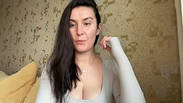 Snapshot of KatalinaQE chatting on December 14, 2025, 10:43 am KatalinaQE online show from December 14, 2025, 10:43 am