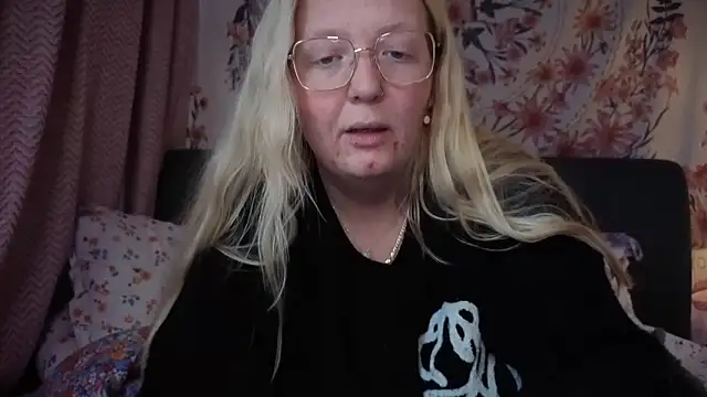 Daisyxoxo  online show from March 8, 2026, 9:45 am