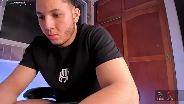 Snapshot of max_valiant1 chatting on January 6, 2026, 7:12 am max valiant1 online show from January 6, 2026, 7:12 am