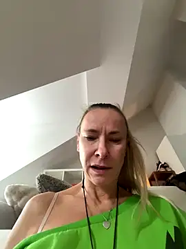 Snapshot of blondi2077 chatting on November 10, 2025, 8:08 am blondi2077 online show from November 10, 2025, 8:08 am