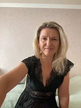 AliceSwan4011 online show from September 13, 2025, 1:44 pm