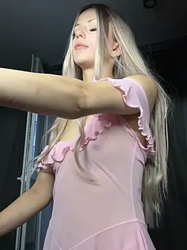 FavoriteKira online show from June 12, 2026, 5:54 pm