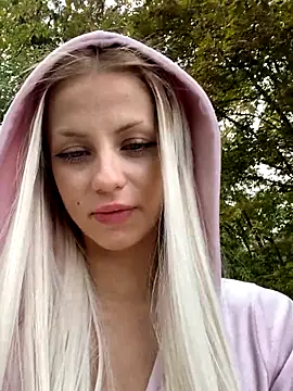 Snapshot of FavoriteKira chatting on September 24, 2025, 12:44 pm FavoriteKira online show from September 24, 2025, 12:44 pm