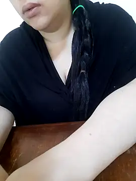 Snapshot of Madam-bezoul- chatting on September 11, 2025, 11:32 am Madam-bezoul- online show from September 11, 2025, 11:32 am