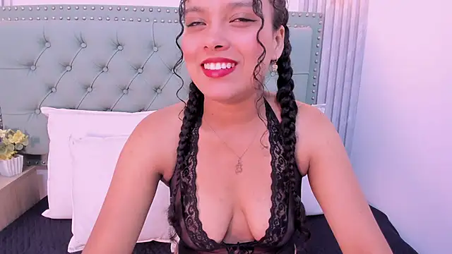 Snapshot of ValeriaJulio_ chatting on November 19, 2025, 7:25 pm ValeriaJulio online show from November 19, 2025, 7:25 pm