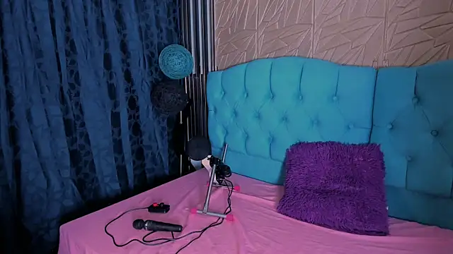 Snapshot of Luna_Colinns chatting on September 27, 2025, 12:55 pm Luna Colinns online show from September 27, 2025, 12:55 pm